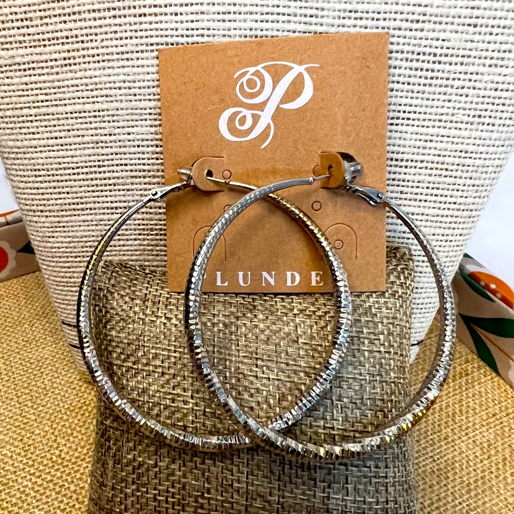 *RETIRED & NIB* Devyn Earrings